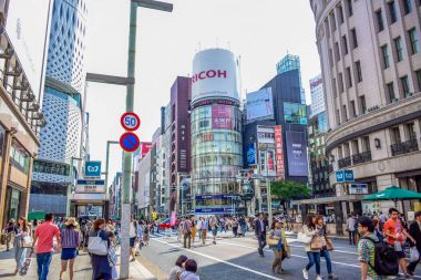Tokyo, Japonya: İnsanlar Ginza street, bir çok popüler alışveriş bölgesine Tokyo, hafta sonu boyunca ziyaret zaman harcama