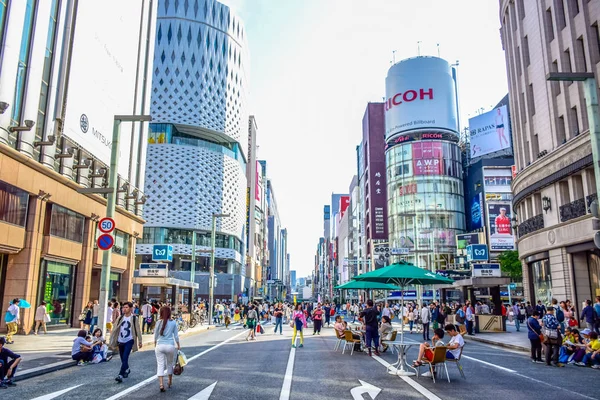 TOKYO, JAPÃO: Pessoas que passam o tempo visitando a rua Ginza, uma área comercial muito popular de Tóquio, durante o fim de semana — Fotografia de Stock