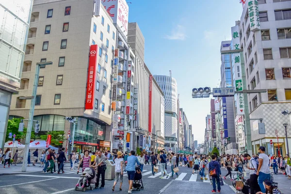 TOKYO, JAPÃO: Pessoas que passam o tempo visitando a rua Ginza, uma área comercial muito popular de Tóquio, durante o fim de semana — Fotografia de Stock