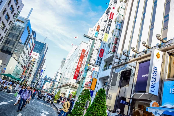 Токио, Япония: Люди проводят время, посещая улицу Гиндза, очень популярный торговый район Токио, в выходные дни — стоковое фото
