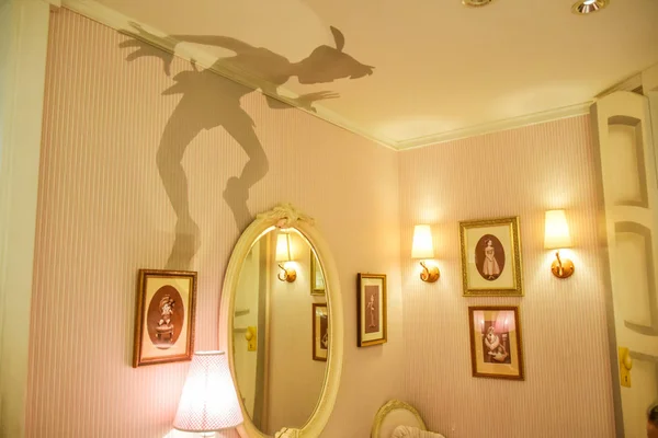 TOKYO, JAPAN: Wendy's room with Peter Pan's shadow on the wall setup in Disneystore located at Shibuya, Tokyo — Stock Photo, Image