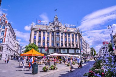 Oslo, Norveç: Karl Johans Gate'de, Oslo ünlü caddesi dolaşan insanlar