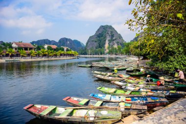 Ninh Binh, Vietnam: STK Tam Coc, Ninh Binh Eyaleti, Vietnam Dong nehirde turlara turistler için bekleyen teknelerin çok mağara