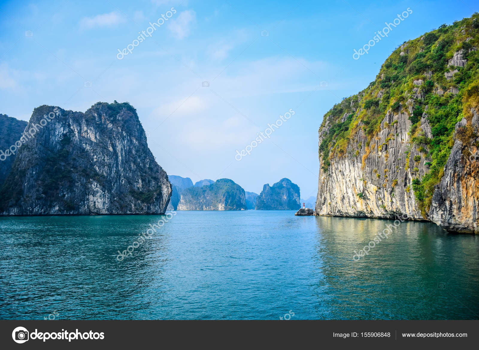 ハロン湾 クアンニン省 ベトナム北東部で非常に人気のある旅行先の美しい景色 ストック写真 C Parrysuwanitch