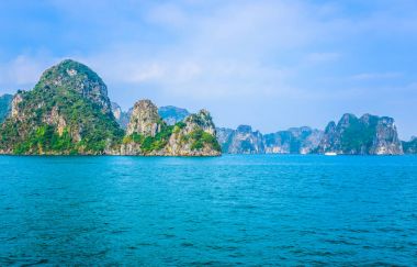 Ha uzun Bay, bir çok popüler seyahat hedef Quang Ninh ili, kuzeydoğu Vietnam güzel görünümü