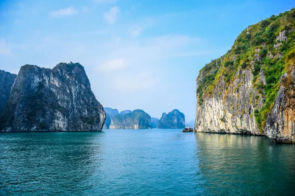 Schöne Aussicht auf die lange Bucht von ha, ein sehr beliebtes Reiseziel in der Provinz Quang Ninh, Nordosten Vietnams — Stockfoto