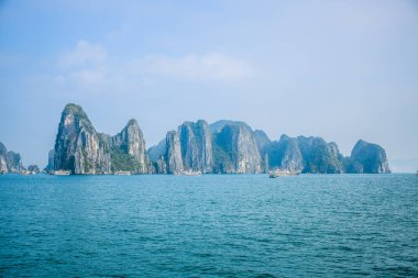 Ha uzun Bay, bir çok popüler seyahat hedef Quang Ninh ili, kuzeydoğu Vietnam güzel görünümü