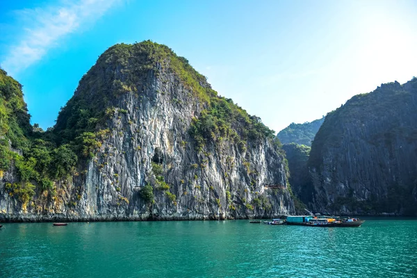 Schöne Aussicht auf die lange Bucht von ha, ein sehr beliebtes Reiseziel in der Provinz Quang Ninh, Nordosten Vietnams — Stockfoto