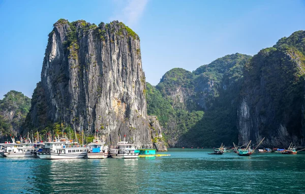 Boats for taking tourists to see limestone karsts and isles in Ha Long Bay, a very popular travel destination in Quang Ninh, northeast Vietnam — Stock Photo, Image