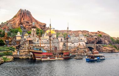 Chiba, Japonya: Akdeniz liman cazibe Tokyo Disneysea Urayasu, Chiba, Japonya bulunan arka planda volcano ile