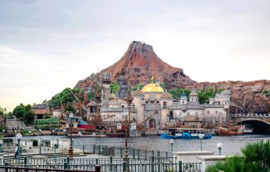 Chiba, Japonya: Akdeniz liman cazibe Tokyo Disneysea Urayasu, Chiba, Japonya bulunan arka planda volcano ile