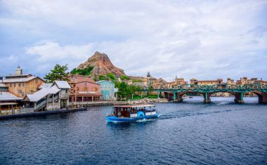 Chiba, Japonya: Akdeniz liman cazibe Tokyo Disneysea Urayasu, Chiba, Japonya bulunan arka planda volcano ile