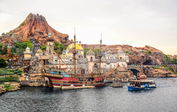 Chiba, Japán: Földközi-tengeri kikötő attrakció vulkán, háttérben a Tokyo Disneysea található, Urayasu, Chiba, Japán — Stock Fotó