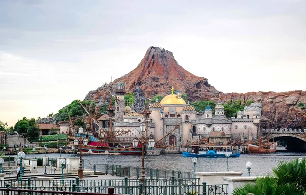 Chiba, Japán: Földközi-tengeri kikötő attrakció vulkán, háttérben a Tokyo Disneysea található, Urayasu, Chiba, Japán — Stock Fotó