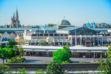 Chiba, Japonya: Urayasu, Chiba, Japonya dışından Tokyo Disneyland görünümü