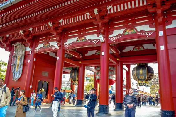 Tokyo, Japonya: Tokyo, Japonya Asakusa alanlarından Senso-ji Tapınağı turist ziyaret ediyor — Stok fotoğraf