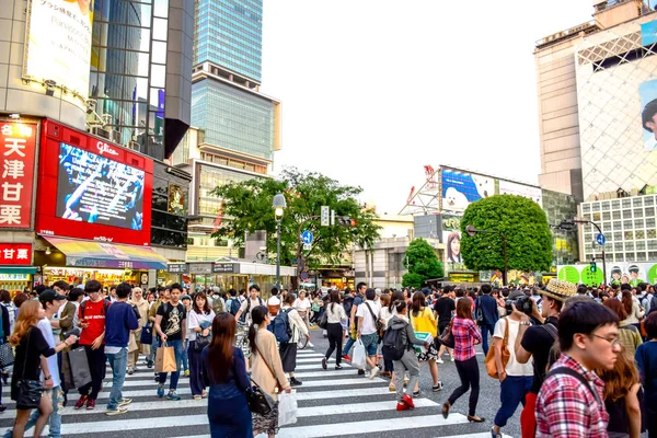 Токио, Япония: Толпы в Сибуе, знаменитых модных центрах Японии — стоковое фото