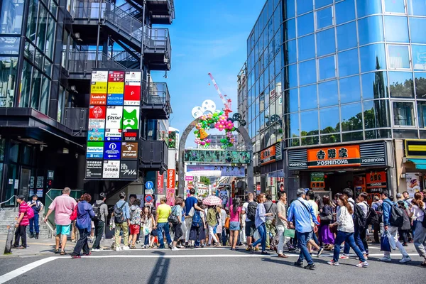 TOKYO, JAPÃO: As pessoas estão comprando na rua Takeshita, uma famosa rua comercial repleta de boutiques de moda, cafés e restaurantes em Harajuku, em Tóquio, Japão — Fotografia de Stock