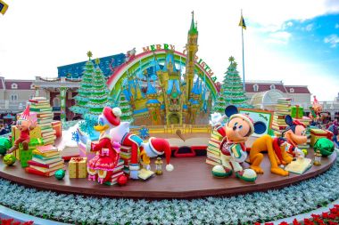 Chiba, Japonya: Tokyo Disneyland girişinde Noel dekorasyon