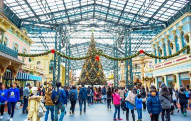 Chiba, Japonya: zevk Noel ağacı süsle Tokyo Disneyland Main Street U.S.A. kalabalık.