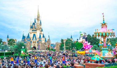 Chiba, Japonya: kalabalık Tokyo Disneyland Cinderella kale önünde gündüz geçit töreni görmek