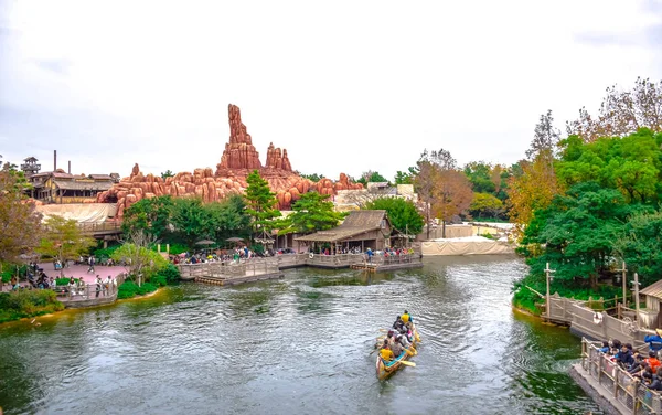 Chiba, Japán: Turisták vitorlázás kajak-kenu Westernland zóna a Tokyo Disneyland folyó — Stock Fotó