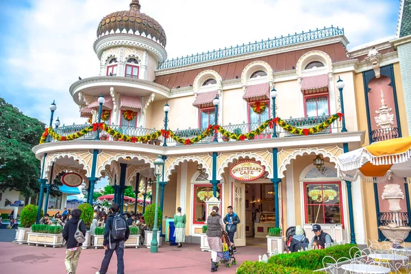 CHIBA, JAPÓN: Turistas disfrutando de su tiempo en Main Street U.S.A. de Tokyo Disneyland —  Fotos de Stock