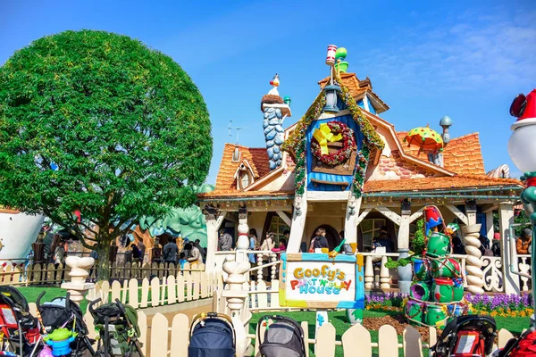CHIBA, JAPAN: Tourist visiting Goofy's Paint & Play House at Toontown of Tokyo Disneyland — Stock Photo, Image