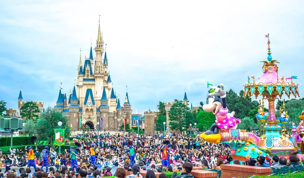 Chiba, Japan: Drukte zien overdag parade voor Assepoester kasteel in Tokyo Disneyland — Stockfoto