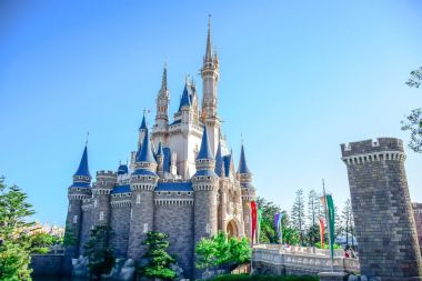 Chiba, Japonya: Tokyo Disneyland Cinderella Şato görünümünü