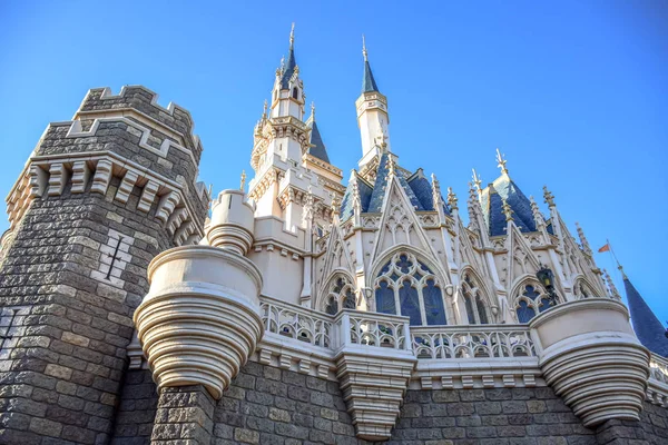 Chiba, Japonya: Tokyo Disneyland Cinderella Şato görünümünü — Stok fotoğraf