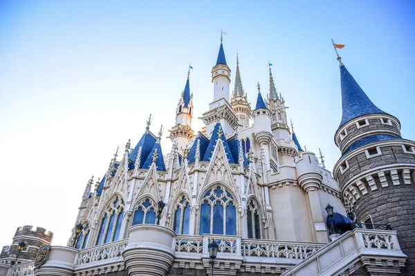 Chiba, Japonya: Tokyo Disneyland Cinderella Şato görünümünü — Stok fotoğraf