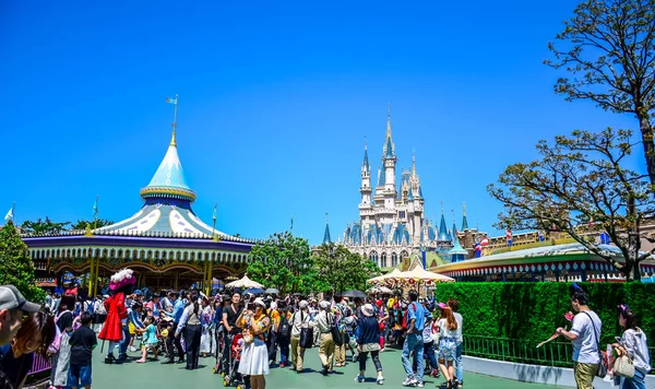 Chiba, Japan: Tourist genieten van hun tijd in Tokyo Disneyland — Stockfoto
