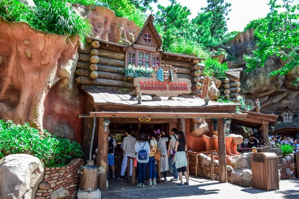 Chiba, Japán: Mosómedve Saldon, egy kis édességet kios a Critter ország, Tokyo Disneyland — Stock Fotó