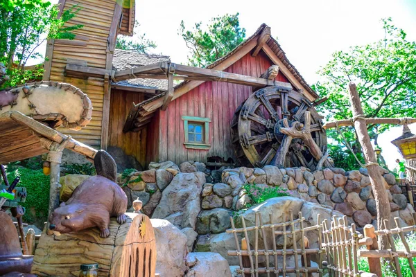 CHIBA, JAPÓN: Casa de los hermanos Beaver en Critter Country, Tokio Disneyland —  Fotos de Stock