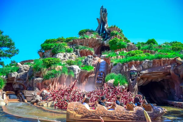 CHIBA, JAPÓN: Atracción de Splash Mountain en Critter Country, Tokio Disneyland —  Fotos de Stock