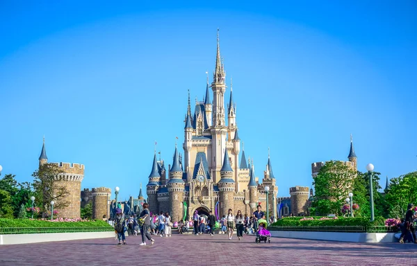 Čiba, Japonsko: Pohled Tokio Disneyland Popelka hrad — Stock fotografie