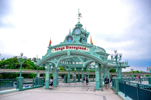 CHIBA, JAPAN: Tokyo Disneyland arch over the passage way leads to Tokyo Disneyland Resort in Urayasu, Chiba, Japan — Stock Photo, Image