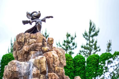 Chiba, Japonya: Mickey Mouse Fantasia heykeli önünde Tokyo Disneyland Hotel, Urayasu, Chiba, Japonya
