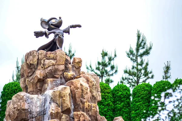 CHIBA, JAPÓN: Estatua de fantasía de Mickey Mouse frente al Tokyo Disneyland Hotel, Urayasu, Chiba, Japón —  Fotos de Stock