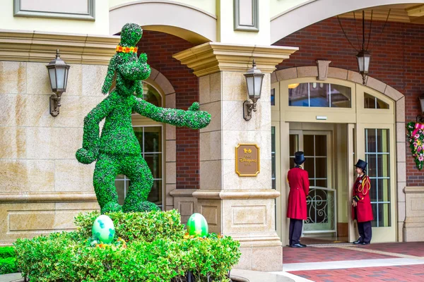 CHIBA, JAPAN: Goofy welcome guests at the entrance of Tokyo Disneyland Hotel located in Tokyo Disney Resort, Urayasu, Chiba, Japan — Stock Photo, Image