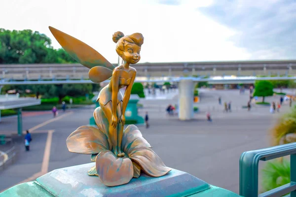 CHIBA, JAPÓN: Estatua pequeña de Campanilla en Tokyo Disney Resort, Urayasu, Japón —  Fotos de Stock