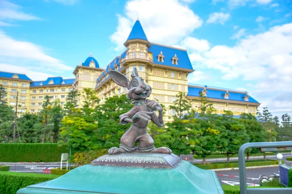 Chiba, Japán: Nyúl karakter szobor: Tokió Disney Resort, Urayasu, Japán — Stock Fotó