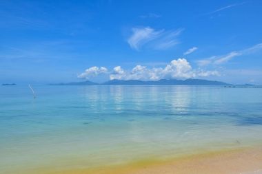 Güzel Tayland kum plaj ve tropikal deniz içinde bir açık mavi gökyüzü gün, Samui Adası