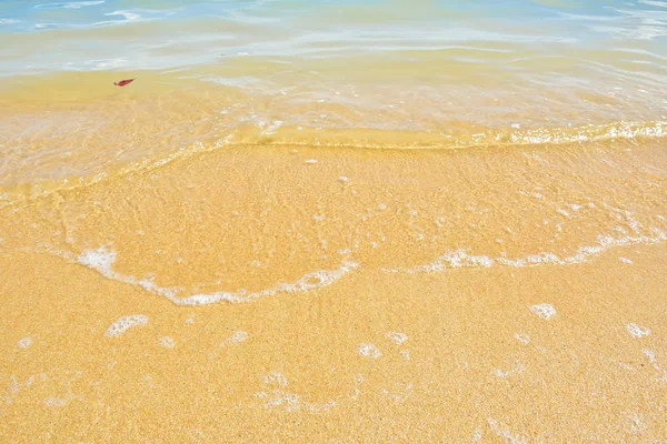 Morbida onda marina sulla spiaggia di sabbia dell'isola di Samui in Thailandia — Foto Stock