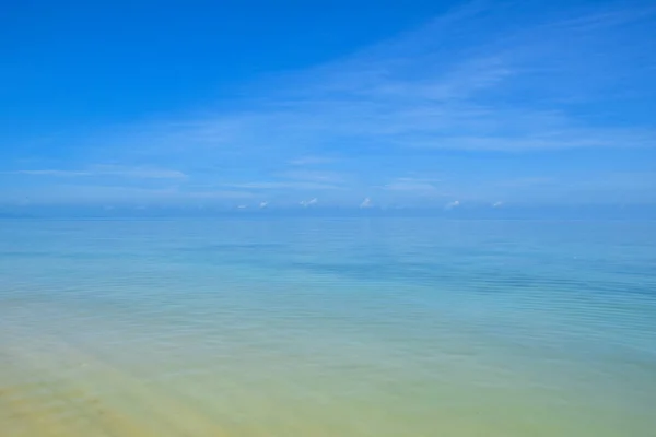 Bella spiaggia di sabbia Thailandia e mare tropicale in un giorno cielo blu chiaro, isola di Samui — Foto Stock