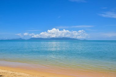 Güzel Tayland kum plaj ve tropikal deniz içinde bir açık mavi gökyüzü gün, Samui Adası