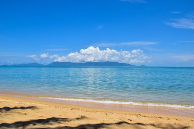Güzel Tayland kum plaj ve tropikal deniz içinde bir açık mavi gökyüzü gün, Samui Adası