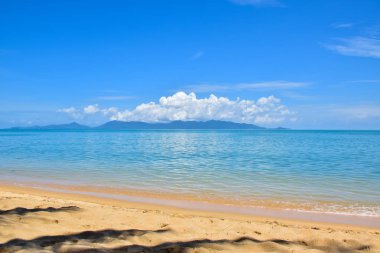 Güzel Tayland kum plaj ve tropikal deniz içinde bir açık mavi gökyüzü gün, Samui Adası