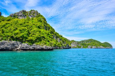 Tayland deniz ve açık mavi gökyüzü Adası tropik deniz manzarası